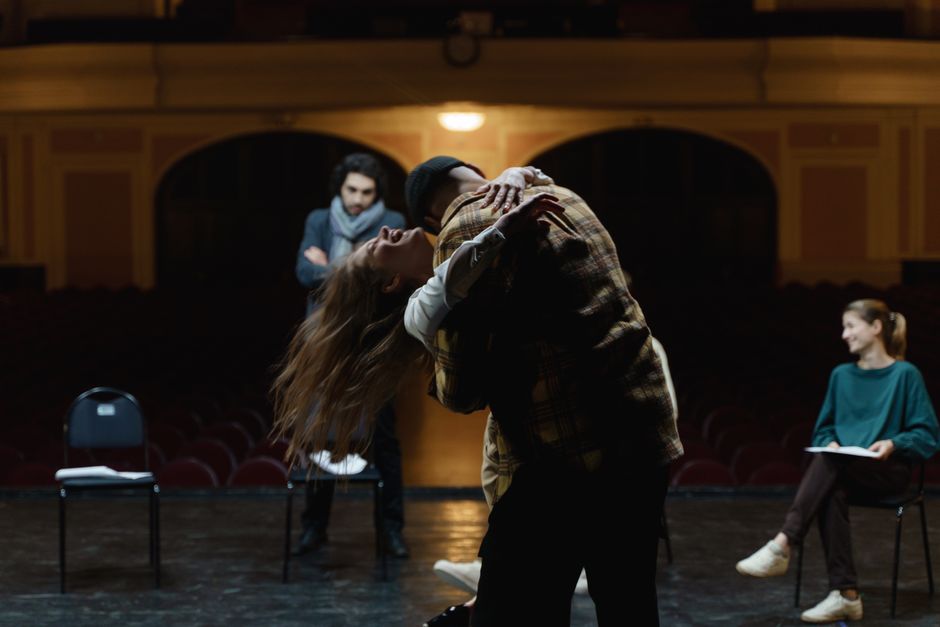 Glumica na kazališnoj pozornici u dramatičnoj sceni